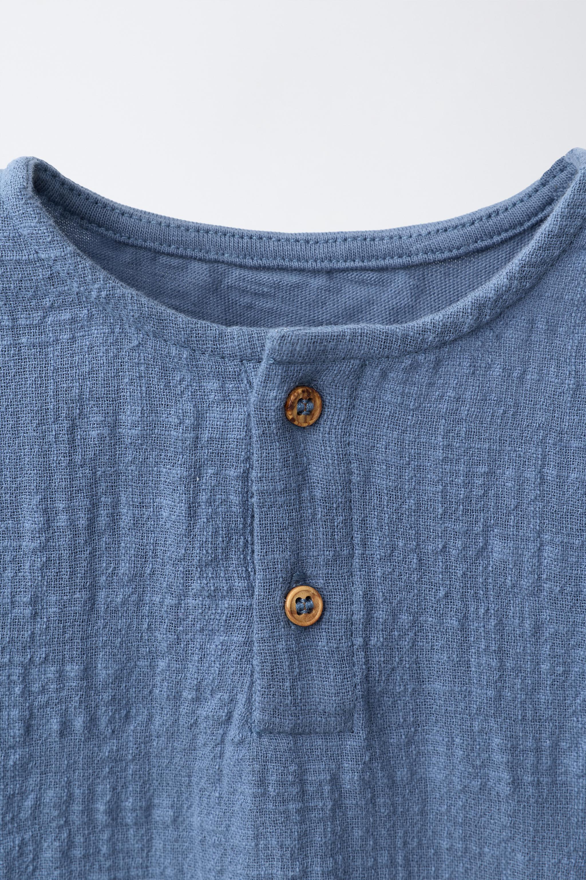 TEXTURED T-SHIRT
